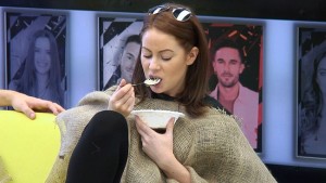 Big Brother 2016 - Poor housemate Laura Carter eats slop